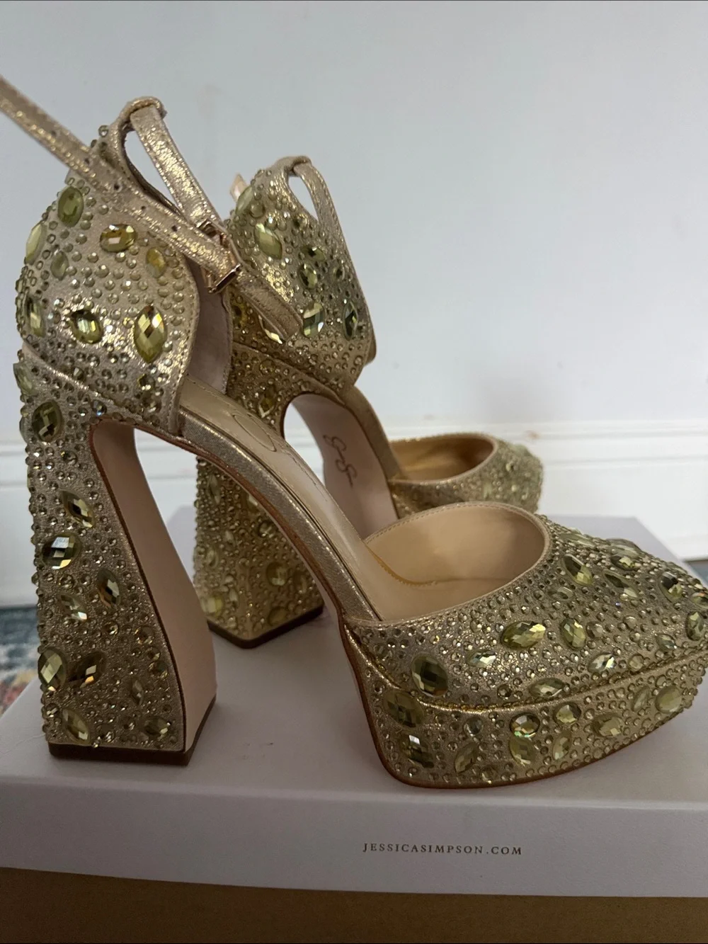 Jessica Simpson eye catching